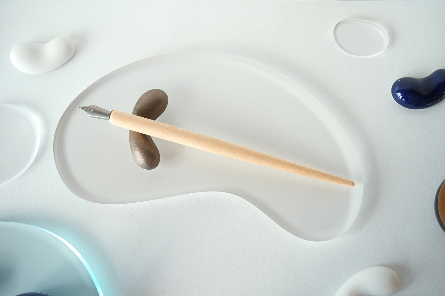 Kakimori Hasami Pen Rest - Kindei lifestyle with white sakura wood nib holder and pen nib