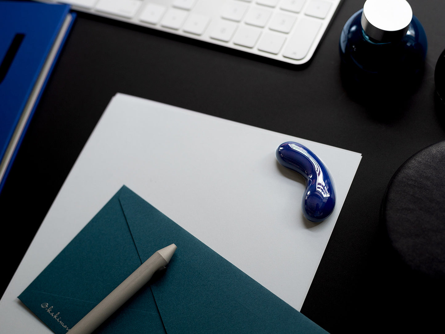 Kakimori Hasami Pen Rest - Ruri size 2 lifestyle